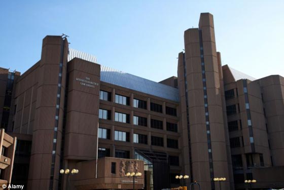 السجن 6 سنوات لام اجبرت طفلتها على اكل الصابون واستباحة جسدها صورة رقم 1