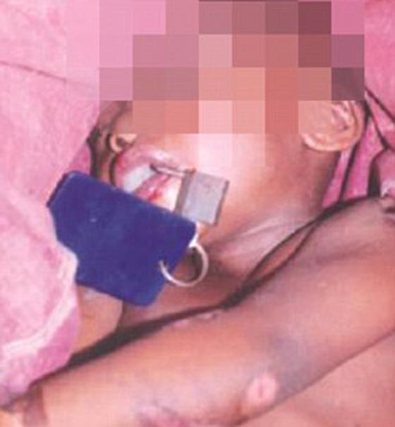 والد يغلق فم (طفل الشر) بقفل ثم يقتله لمنعه من الصراخ صورة رقم 1