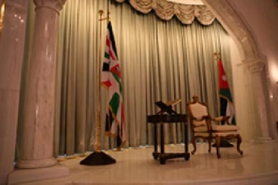 كرسي العرش لثلاثة ملوك اردنيين بيع بـ 60 دينارا واسترد بـ 200 صورة رقم 1