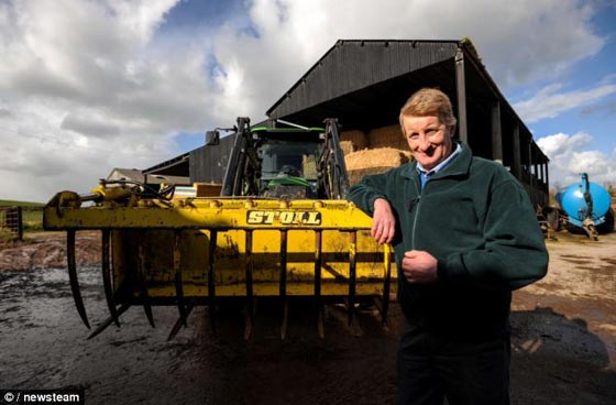 بالصور.. اخترقت جسمه شفرة حراثة زراعية.. ونجا باعجوبة!! صورة رقم 9