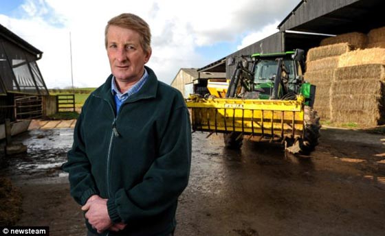 بالصور.. اخترقت جسمه شفرة حراثة زراعية.. ونجا باعجوبة!! صورة رقم 8