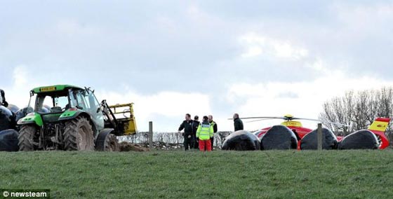 بالصور.. اخترقت جسمه شفرة حراثة زراعية.. ونجا باعجوبة!! صورة رقم 5