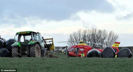 بالصور.. اخترقت جسمه شفرة حراثة زراعية.. ونجا باعجوبة!! صورة رقم 4