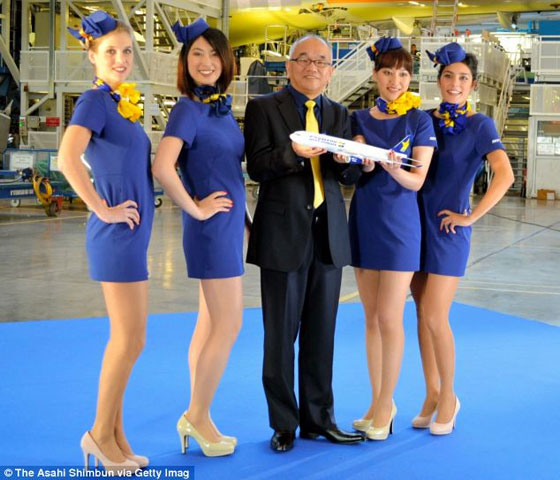 لجذب الركاب.. مضيفات يابانيات بزي لا يغطي ابعد من الارداف صورة رقم 1