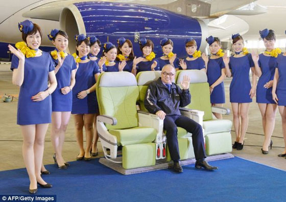 لجذب الركاب.. مضيفات يابانيات بزي لا يغطي ابعد من الارداف صورة رقم 3