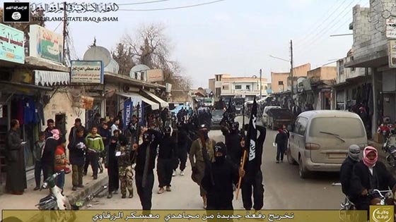 تخريج الدفعة الاولى من مقاتلي داعش في سوريا صورة رقم 1