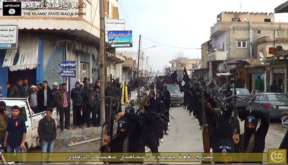 تخريج الدفعة الاولى من مقاتلي داعش في سوريا صورة رقم 5