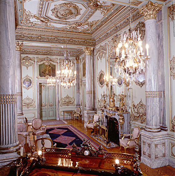 مرسي ازال لوحات فنية ورسوما نادرة من القصور وأمر بتخزينها صورة رقم 2