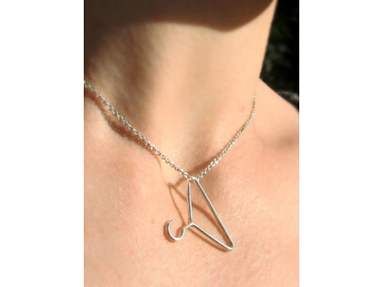 غضب عارم يجتاح الامريكيين على منظمة لتشجيع الاجهاض توزع قلادات على داعميها صورة رقم 1