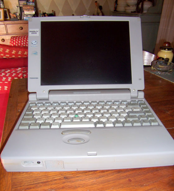 لابتوب الرئيس بل كلينتون للبيع وفيه اول رسالة لرائد فضاء امريكي صورة رقم 2