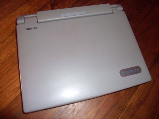 لابتوب الرئيس بل كلينتون للبيع وفيه اول رسالة لرائد فضاء امريكي صورة رقم 3