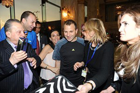 بالصور.. وزير لبناني بالشورت يلفت الصحافيين لالتقاط صور معه! صورة رقم 2