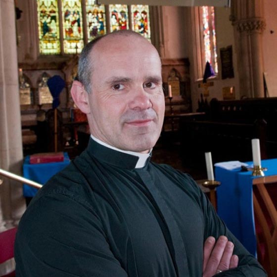 قس بريطاني شاذ تزوج شريكه متحديا حظر كنيسة إنجلترا  صورة رقم 3