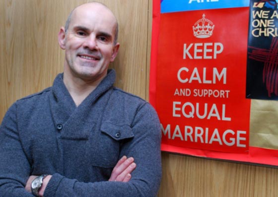 قس بريطاني شاذ تزوج شريكه متحديا حظر كنيسة إنجلترا  صورة رقم 2