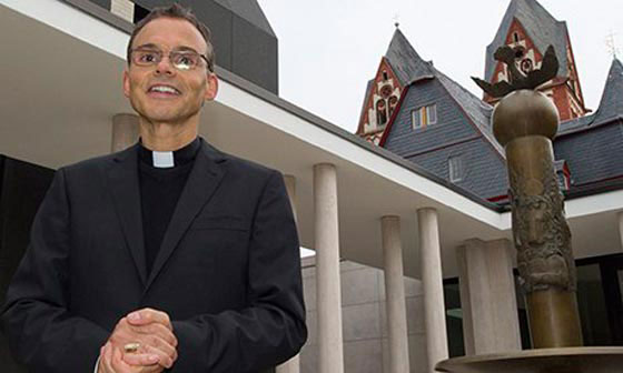 الفاتيكان يقبل استقالة الاسقف المبذر صورة رقم 6