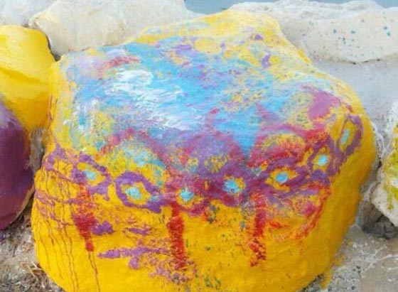 الصخور الملونة في شاطئ القطيف بين رافض معارض ومؤيد معجب صورة رقم 3