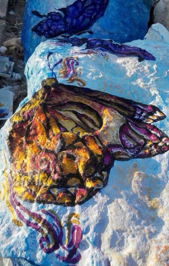 الصخور الملونة في شاطئ القطيف بين رافض معارض ومؤيد معجب صورة رقم 6