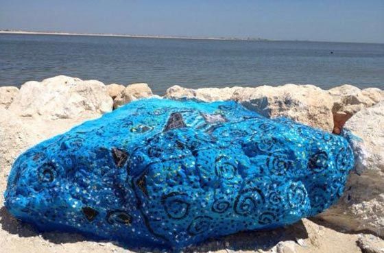 الصخور الملونة في شاطئ القطيف بين رافض معارض ومؤيد معجب صورة رقم 5