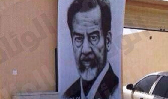 سعودي يثير الجدل بتعليق صورة لصدام حسين على واجهة بيته صورة رقم 1