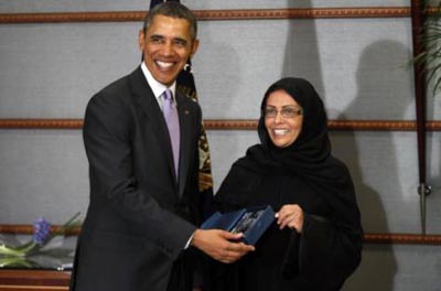 اوباما يمنح جائزة اشجع امرأة للسعودية مها منيف صورة رقم 2