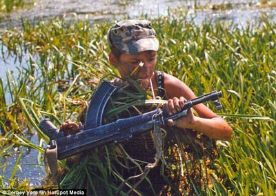 آباء يشجعون ابناءهم على حمل السلاح الحقيقي بروسيا صورة رقم 4