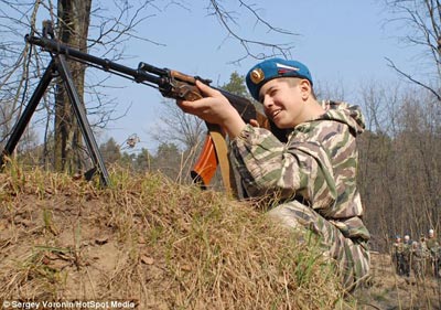 آباء يشجعون ابناءهم على حمل السلاح الحقيقي بروسيا صورة رقم 5