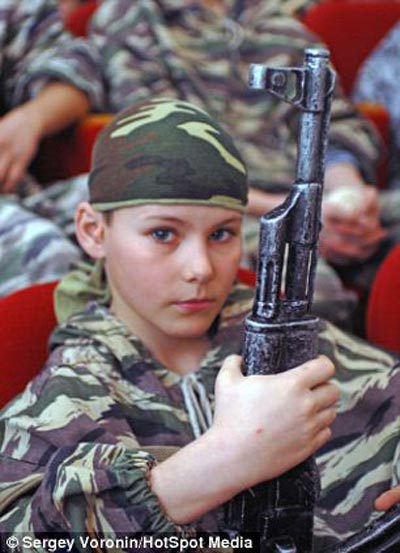 آباء يشجعون ابناءهم على حمل السلاح الحقيقي بروسيا صورة رقم 6