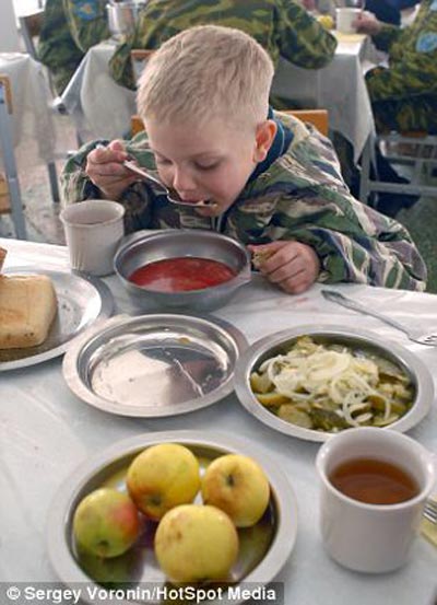 آباء يشجعون ابناءهم على حمل السلاح الحقيقي بروسيا صورة رقم 7