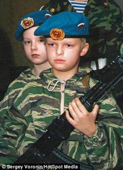 آباء يشجعون ابناءهم على حمل السلاح الحقيقي بروسيا صورة رقم 11