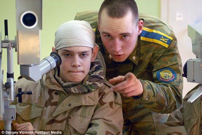 آباء يشجعون ابناءهم على حمل السلاح الحقيقي بروسيا صورة رقم 12