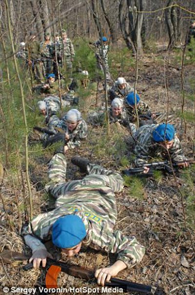 آباء يشجعون ابناءهم على حمل السلاح الحقيقي بروسيا صورة رقم 13