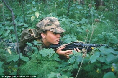 آباء يشجعون ابناءهم على حمل السلاح الحقيقي بروسيا صورة رقم 14