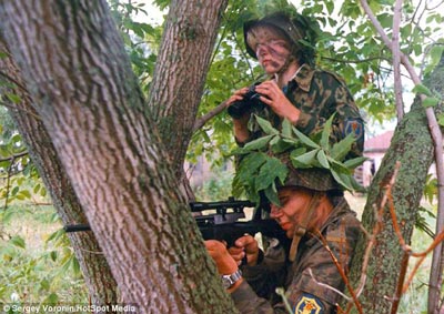 آباء يشجعون ابناءهم على حمل السلاح الحقيقي بروسيا صورة رقم 15