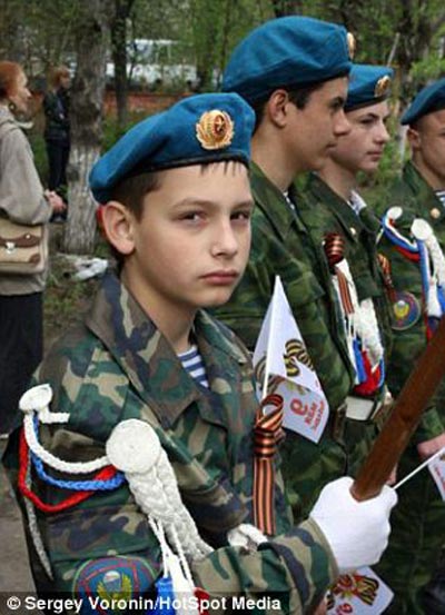 آباء يشجعون ابناءهم على حمل السلاح الحقيقي بروسيا صورة رقم 16