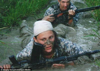 آباء يشجعون ابناءهم على حمل السلاح الحقيقي بروسيا صورة رقم 17