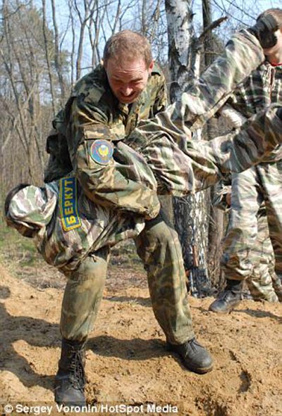 آباء يشجعون ابناءهم على حمل السلاح الحقيقي بروسيا صورة رقم 20