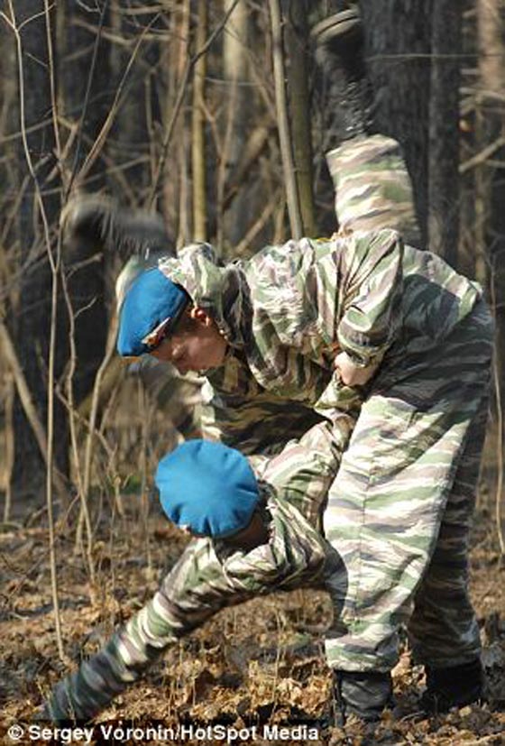 آباء يشجعون ابناءهم على حمل السلاح الحقيقي بروسيا صورة رقم 21