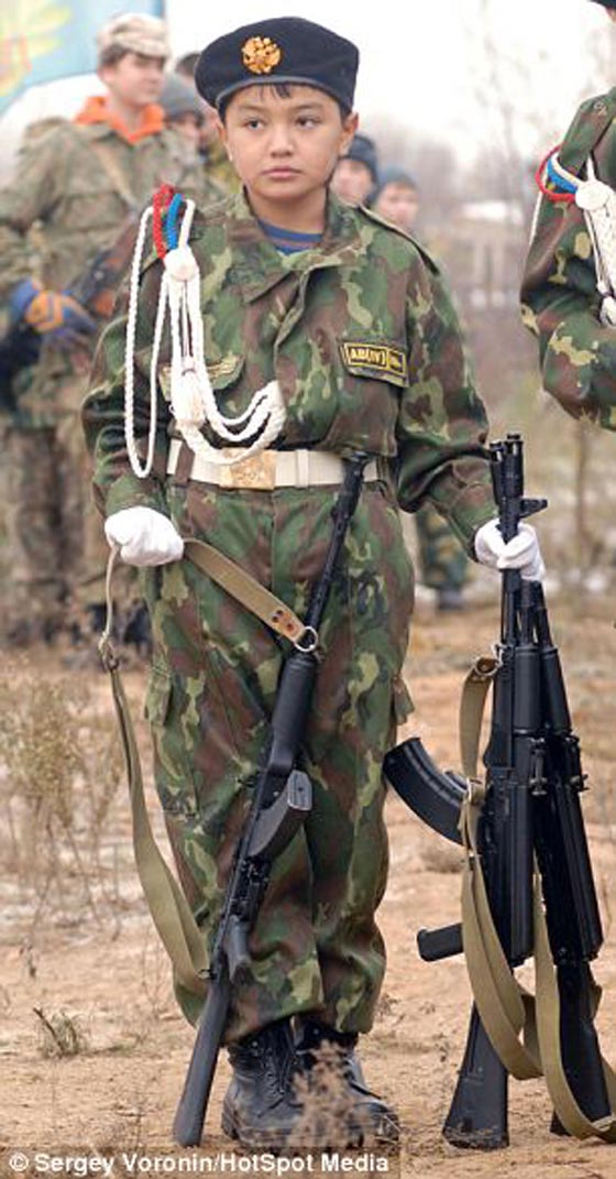 آباء يشجعون ابناءهم على حمل السلاح الحقيقي بروسيا صورة رقم 22