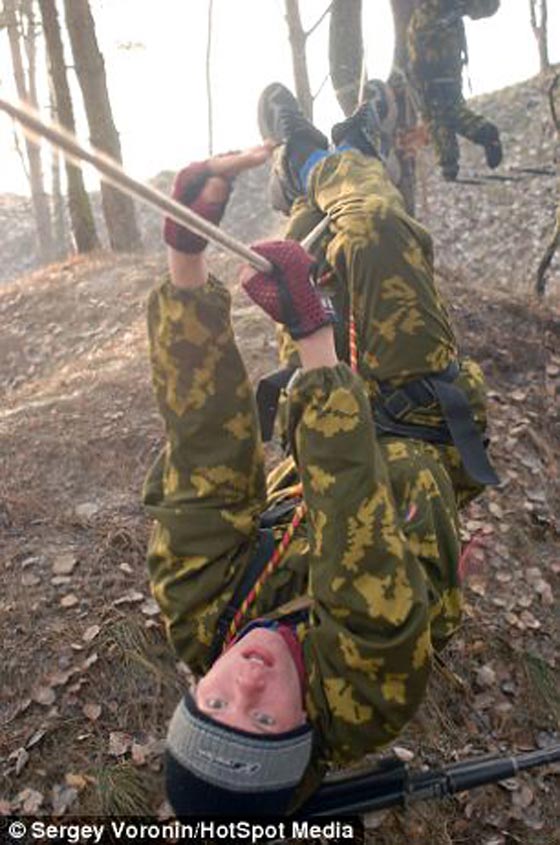 آباء يشجعون ابناءهم على حمل السلاح الحقيقي بروسيا صورة رقم 24