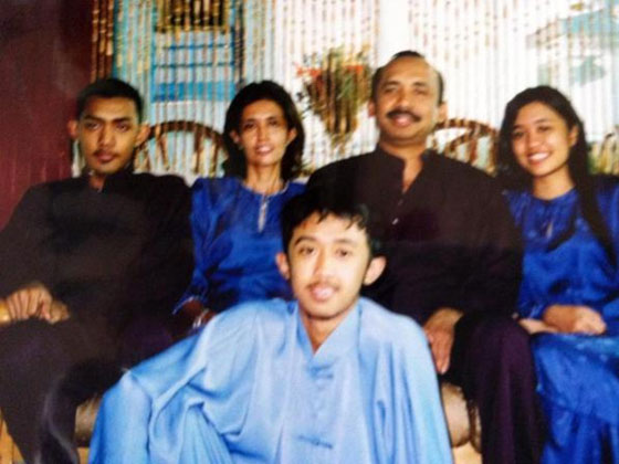 لاول مرة.. زوجة قائد الطائرة المفقودة في مجموعة من الصور العائلية  صورة رقم 1