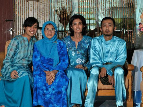 لاول مرة.. زوجة قائد الطائرة المفقودة في مجموعة من الصور العائلية  صورة رقم 2