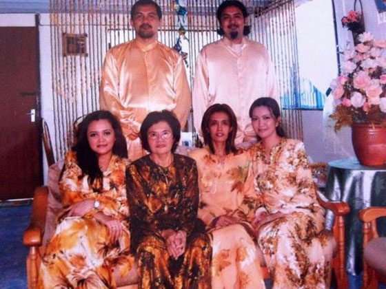 لاول مرة.. زوجة قائد الطائرة المفقودة في مجموعة من الصور العائلية  صورة رقم 4