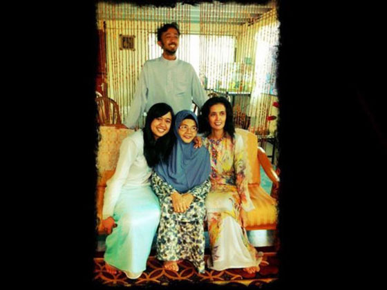 لاول مرة.. زوجة قائد الطائرة المفقودة في مجموعة من الصور العائلية  صورة رقم 6