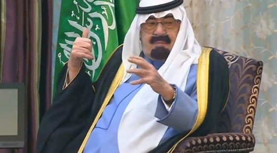 العاهل السعودي يستخدم انبوب تنفس ووكالة الانباء تخفيه! صورة رقم 3