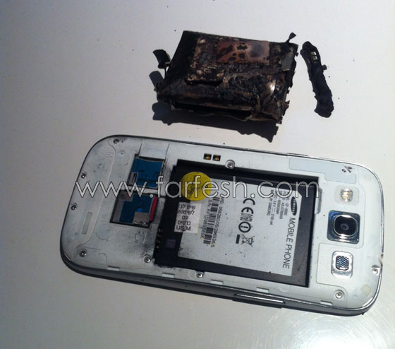 انفجاز جهاز جالكسي S3 بيد فتاة يتسبب باحتراق قميصها صورة رقم 2