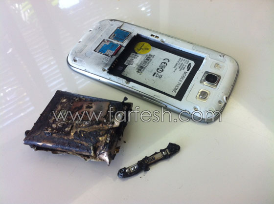 انفجاز جهاز جالكسي S3 بيد فتاة يتسبب باحتراق قميصها صورة رقم 1