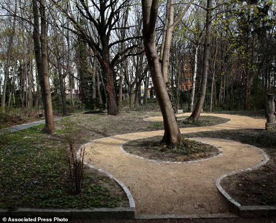 المانيا: تدشين اول مقبرة للسحاقيات والشواذ بشكل فاحش في العالم  صورة رقم 1