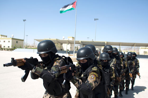بالصور: مجندات الحرس الرئاسي الفلسطيني يبدين مهارات قتالية مدهشة صورة رقم 17