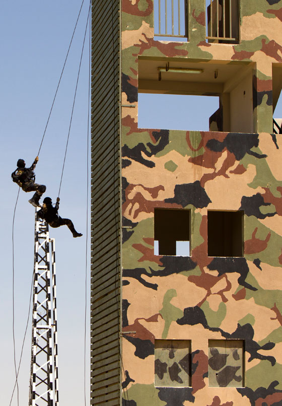 بالصور: مجندات الحرس الرئاسي الفلسطيني يبدين مهارات قتالية مدهشة صورة رقم 2