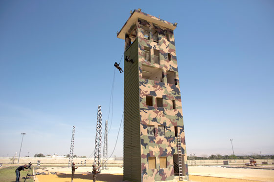 بالصور: مجندات الحرس الرئاسي الفلسطيني يبدين مهارات قتالية مدهشة صورة رقم 5